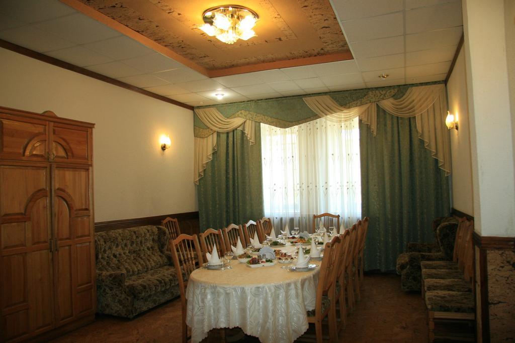 אסטרחן Korvet Hotel מסעדה תמונה
